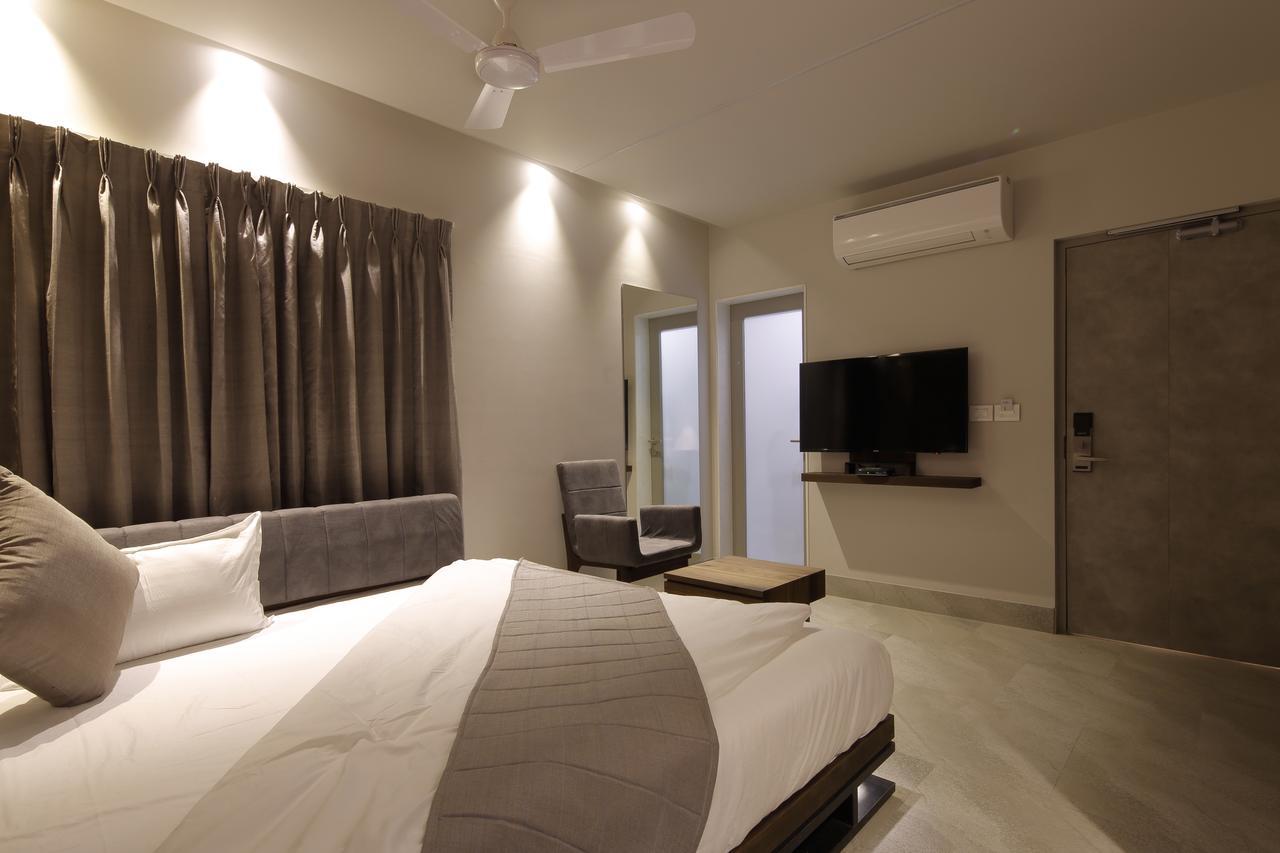 Hotel Carrefour Ahmedabad Exterior photo